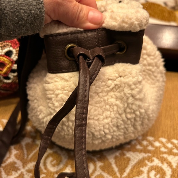 ⚠️🎁3 for $35🎁⚠️ bucket Sherpa drawstring purse like new !! - Picture 3 of 10